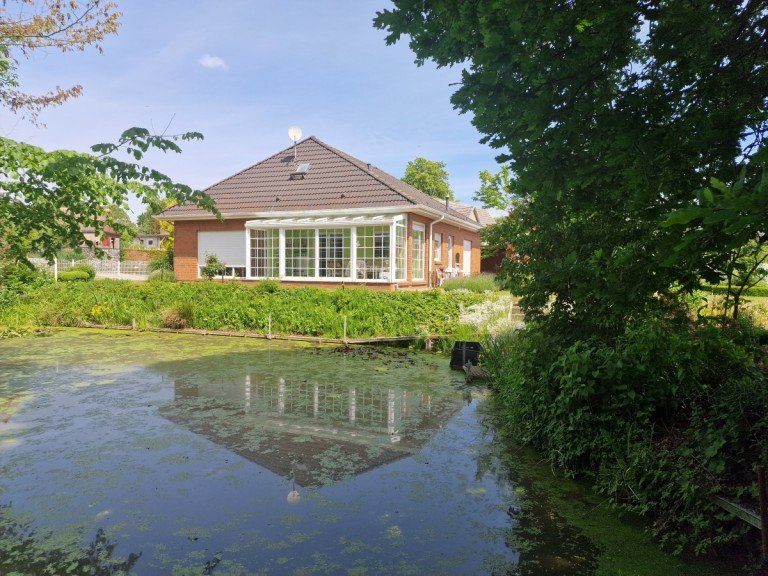Blick �ber den Teich Hohenkirchen Bungalow Ein Zuhause zum Verlieben - Licht, Natur und Wohnkomfort auf h�chstem Niveau